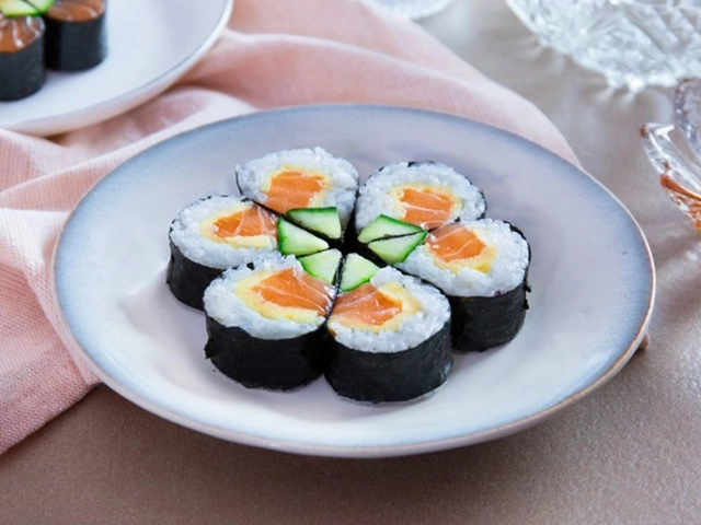 Tuyệt ngon với sushi cá hồi tự làm - 10