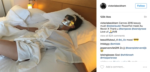 Vic khoe ảnh nằm trên gường đắp mặt nạ chống lão hóa - 1