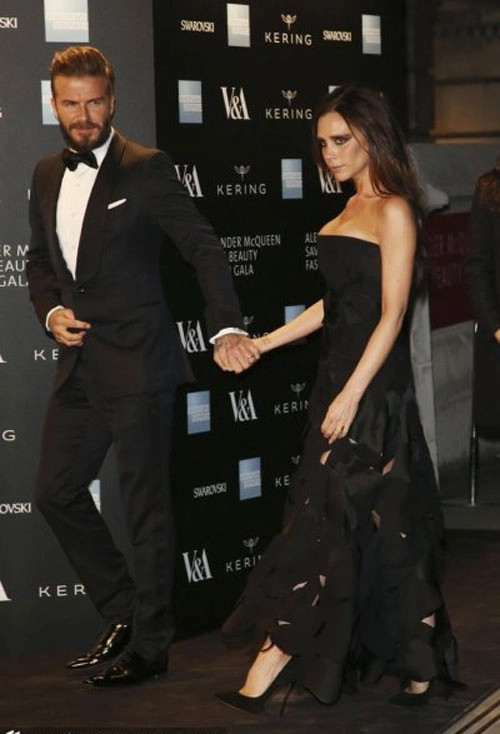 Victoria beckham gợi cảm bên chồng ở sự kiện - 1
