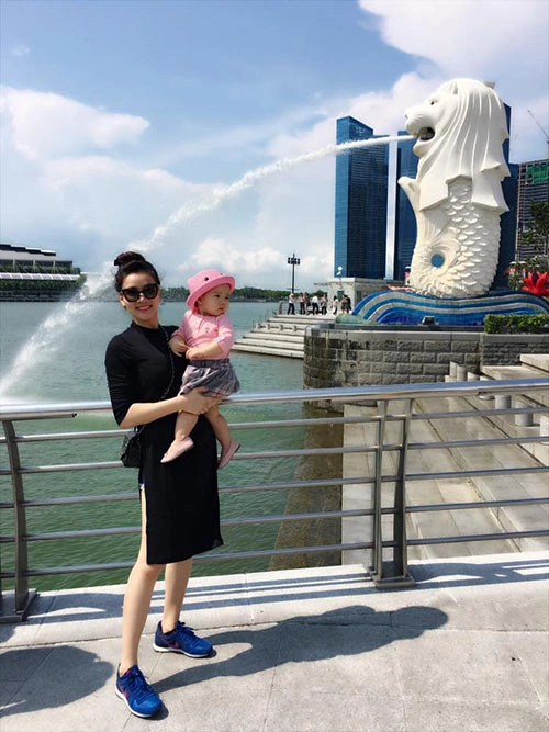 Vợ chồng trang nhung tình cảm bên con gái ở singapore - 2