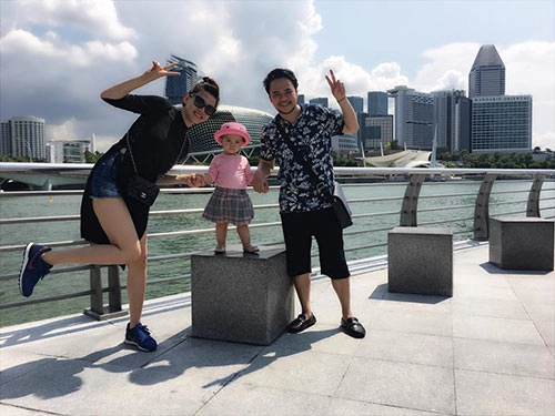 Vợ chồng trang nhung tình cảm bên con gái ở singapore - 7