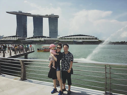Vợ chồng trang nhung tình cảm bên con gái ở singapore - 9