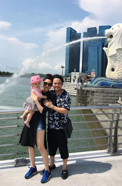 Vợ chồng trang nhung tình cảm bên con gái ở singapore - 10