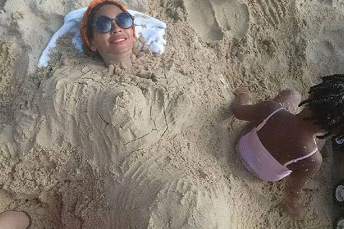 Beyoncé giấu bụng khi đi ăn cùng chồng con - 1
