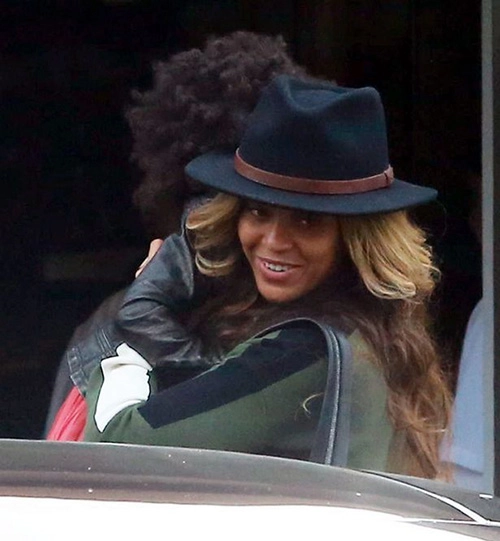 Beyoncé giấu bụng khi đi ăn cùng chồng con - 2