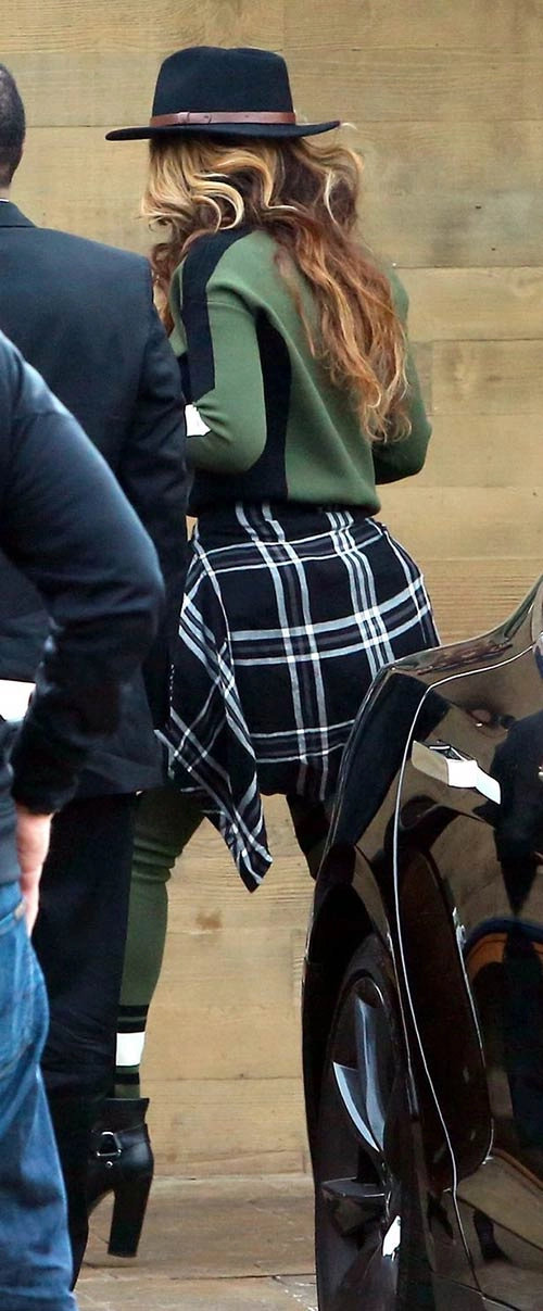 Beyoncé giấu bụng khi đi ăn cùng chồng con - 3