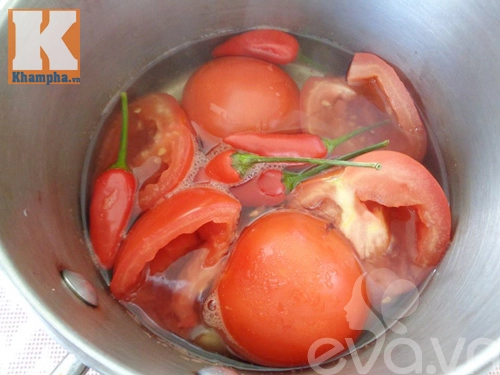 Bí quyết làm tương ớt cà chua để chấm nhiều món ngon - 2