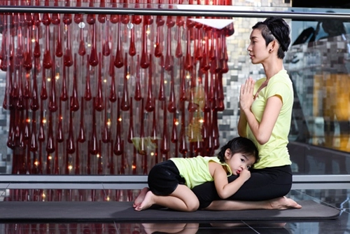 Con gái xuân lan cực đáng yêu khi tập yoga cùng mẹ - 7