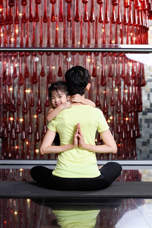 Con gái xuân lan cực đáng yêu khi tập yoga cùng mẹ - 8