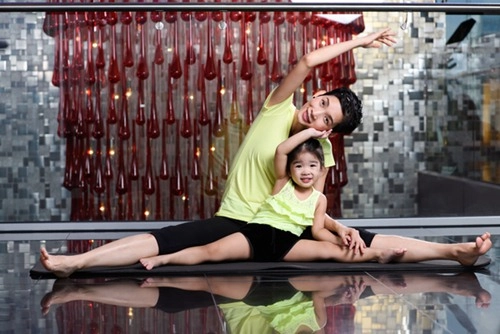 Con gái xuân lan cực đáng yêu khi tập yoga cùng mẹ - 9