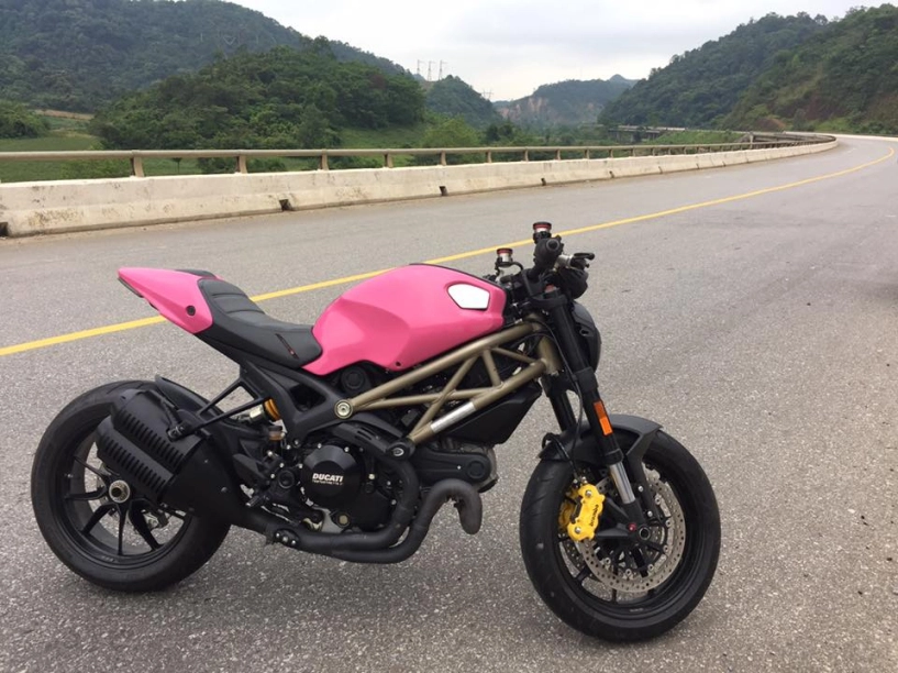 Ducati monster 1100 evo đầy nổi bật với bộ cánh hồng cá tính - 1