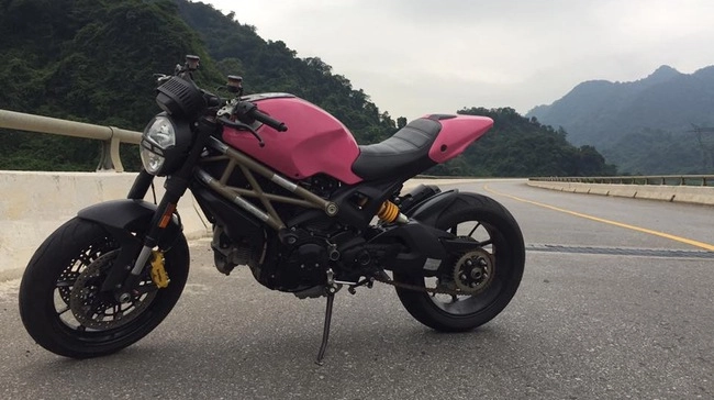 Ducati monster 1100 evo đầy nổi bật với bộ cánh hồng cá tính - 2