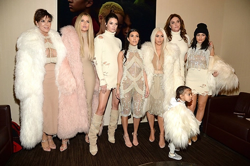Gia đình kim kardashian xôm tụ tại các show thời trang - 1