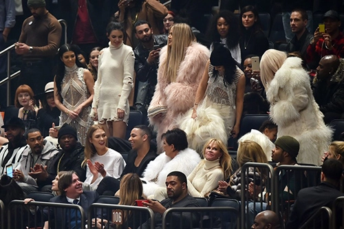 Gia đình kim kardashian xôm tụ tại các show thời trang - 2
