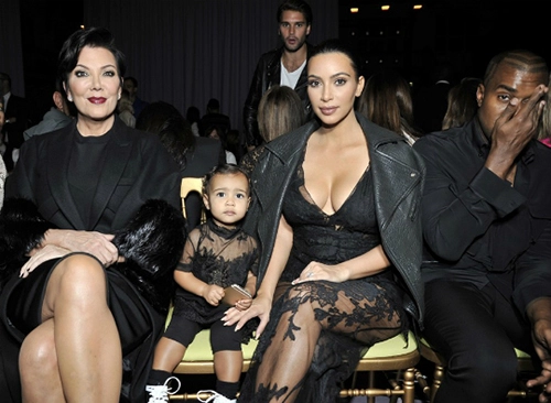 Gia đình kim kardashian xôm tụ tại các show thời trang - 4