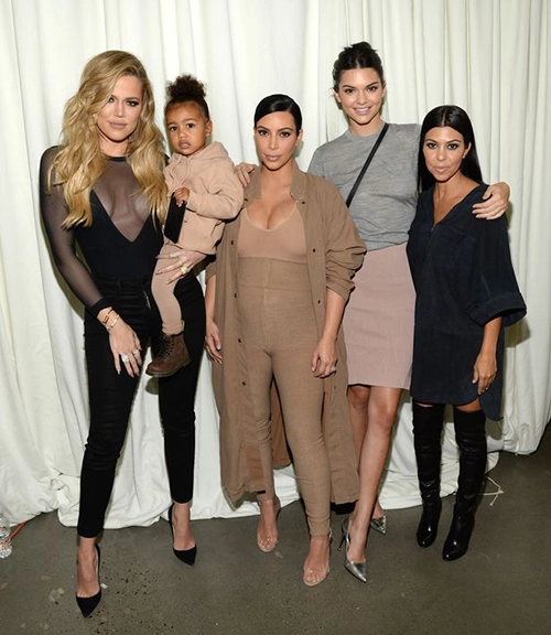 Gia đình kim kardashian xôm tụ tại các show thời trang - 6