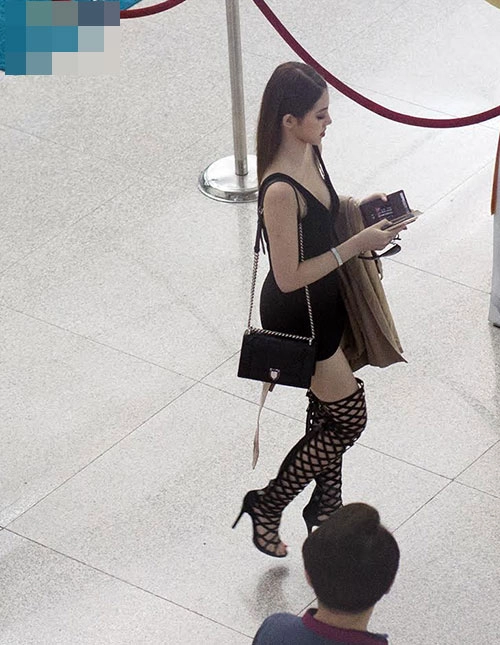 Jolie nguyễn gợi cảm nổi bật khi xuất hiện ở sân bay - 9