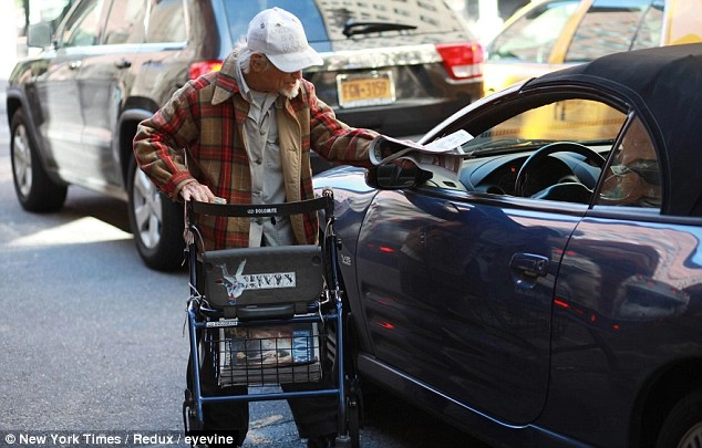 Ông lão 102 tuổi ban ngày ăn xin tối ở nhà triệu đô - 3