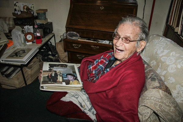 Ông lão 102 tuổi ban ngày ăn xin tối ở nhà triệu đô - 7