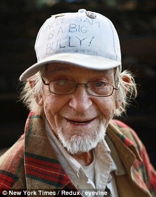 Ông lão 102 tuổi ban ngày ăn xin tối ở nhà triệu đô - 1