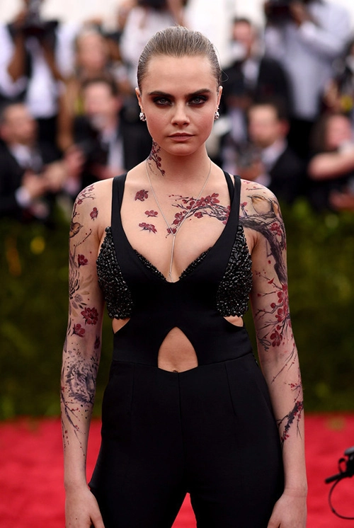 Siêu mẫu đồng tính cara delevingne mê xăm trổ khắp người - 3