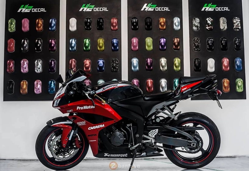 Cbr600rr tiếp tục ra mắt dàn áo mới đậm chất racing - 1