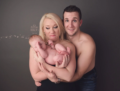 Hài hước bé sơ sinh chụp ảnh cùng bố mẹ đột ngột tè dầm - 1