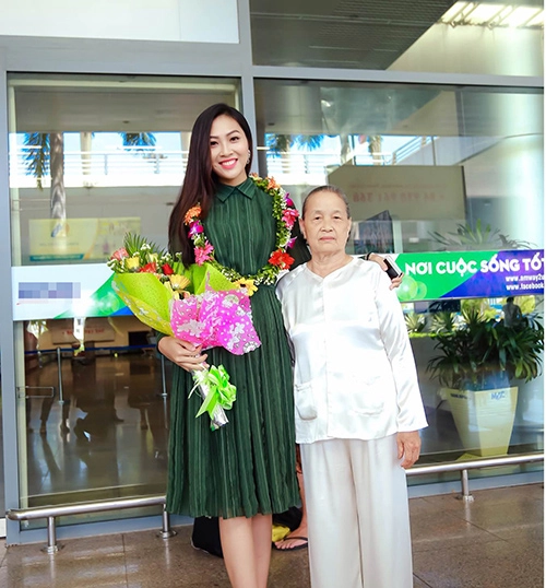 Hoa khôi diệu ngọc vui sướng đoàn tụ gia đình ở sân bay - 3