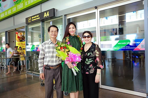 Hoa khôi diệu ngọc vui sướng đoàn tụ gia đình ở sân bay - 5