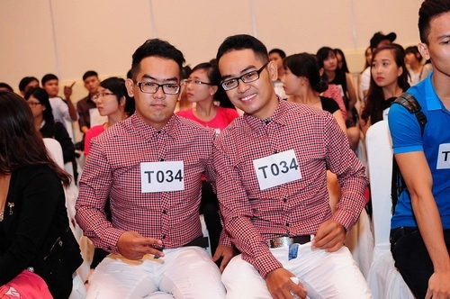Mẫu sinh đôi gây bão khi rủ casting thời trang - 4