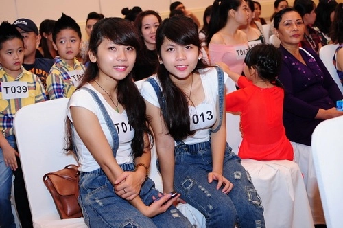 Mẫu sinh đôi gây bão khi rủ casting thời trang - 5