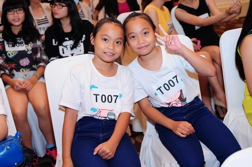 Mẫu sinh đôi gây bão khi rủ casting thời trang - 7