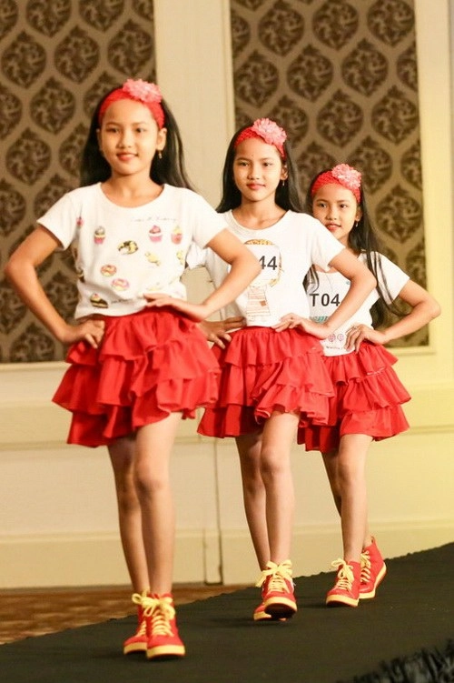 Mẫu sinh đôi gây bão khi rủ casting thời trang - 16