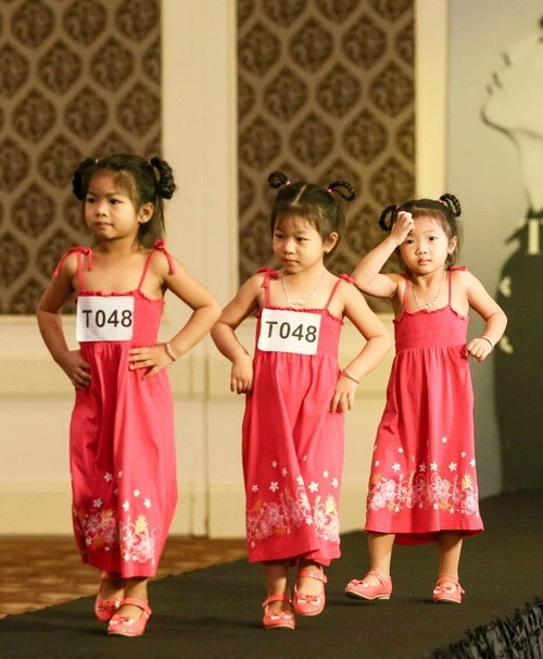 Mẫu sinh đôi gây bão khi rủ casting thời trang - 17