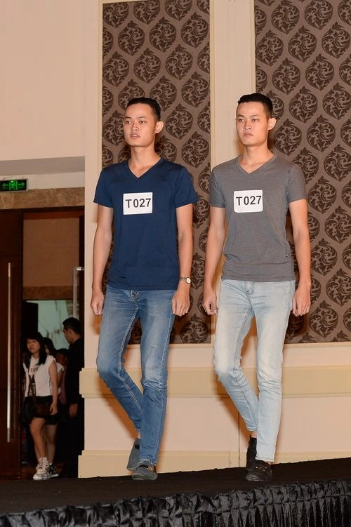 Mẫu sinh đôi gây bão khi rủ casting thời trang - 19
