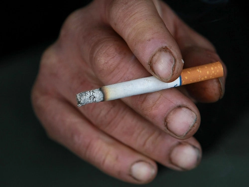  người hút thuốc lá kiếm tiền ít hơn 20 bạn bè đồng lứa - 1
