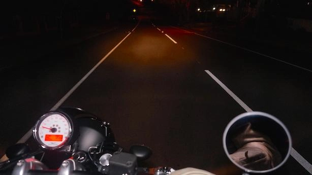 Những điều cần lưu ý để nâng cao khả năng lái xe mô tô pkl vào ban đêm - 2