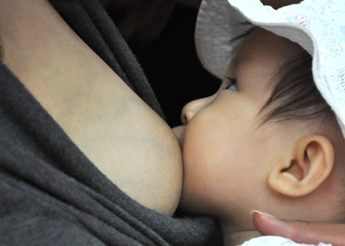  trẻ không bú mẹ có nguy cơ tử vong gấp 14 lần - 1