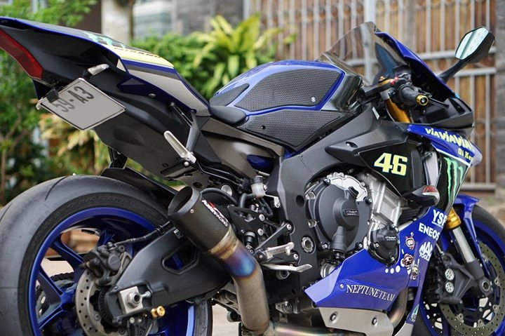 Yamaha r1 2015 đầy phong cách với bộ tem cá mập của nón agv misano 2015 - 3