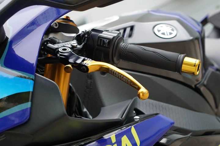 Yamaha r1 2015 đầy phong cách với bộ tem cá mập của nón agv misano 2015 - 6