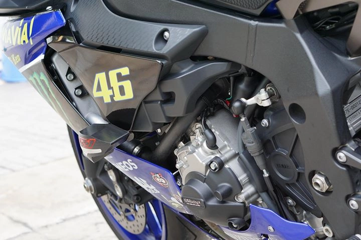 Yamaha r1 2015 đầy phong cách với bộ tem cá mập của nón agv misano 2015 - 16