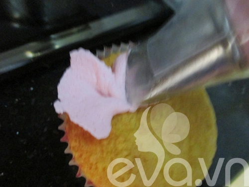 20-11 làm cupcake kem tươi - 8