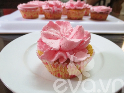 20-11 làm cupcake kem tươi - 11