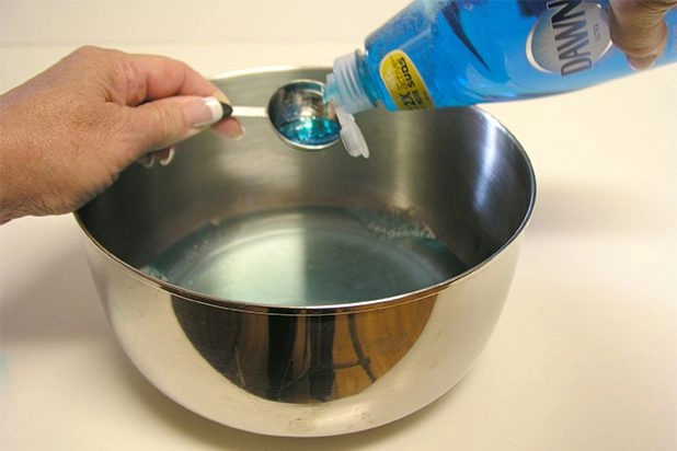 4 cách vệ sinh tủ bếp sạch lớp dầu mỡ bám dính - 2