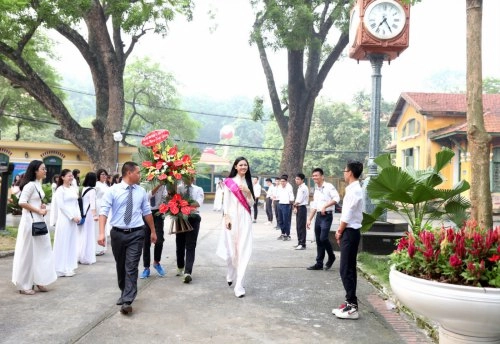 Á hậu 1 ngô thanh thanh tú rạng ngời ngày về trường cũ - 1