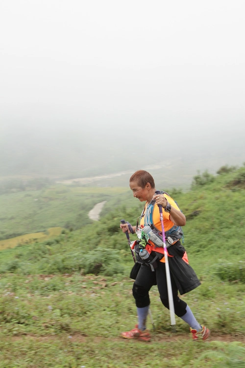 Á hậu hoàng my chạy 21km qua hai quả núi - 10