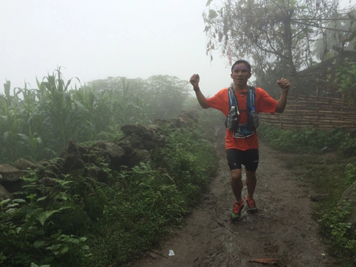 Á hậu hoàng my chạy 21km qua hai quả núi - 13