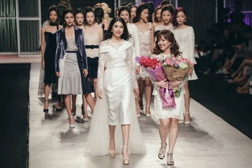 Á hậu lệ hằng hất tung váy khi làm vedette tại vifw 2016 - 4