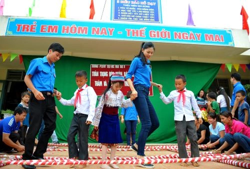 Á hậu thanh tú trẻ trung với áo xanh tình nguyện - 6