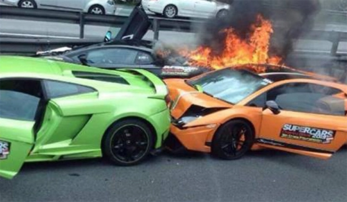  ba siêu xe lamborghini đâm nhau bốc cháy - 1